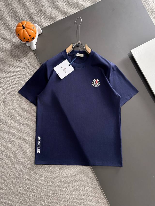 Moncler蒙口* 2025春夏款上新 原高版本 蒙口 面料采用280克高密度纯棉 不变形 不缩水 工艺介绍： 双线走位 胸口新款羊毛章仔＋百灵达字母刺绣 颜