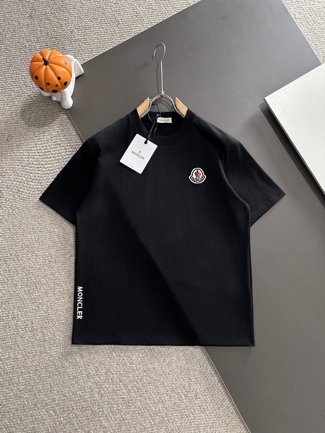 Moncler蒙口* 2025春夏款上新 原高版本 蒙口 面料采用280克高密度纯棉 不变形 不缩水 工艺介绍： 双线走位 胸口新款羊毛章仔＋百灵达字母刺绣 颜