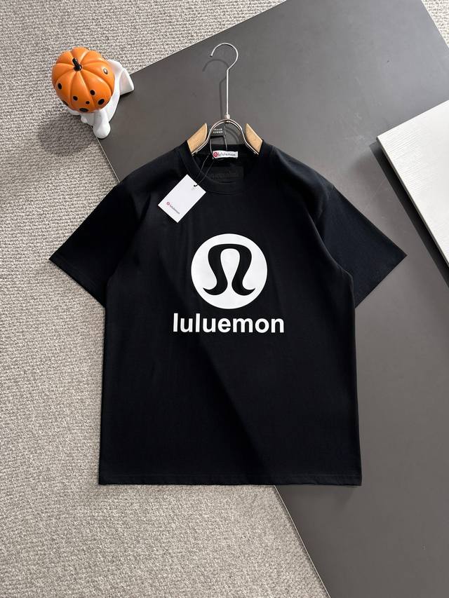 Lulu露露* 2025春夏款上新 原高版本 Lulu 面料采用280克高密度纯棉 不变形 不缩水 工艺介绍：双线走位 采用进口硅胶高温压印 无色无味 不褪落