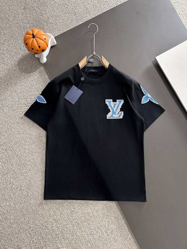 Louis Vuitton驴家* 2025春夏款上新 原高版本 驴家Lv 面料采用280克高密度纯棉 不变形 不缩水 工艺介绍：双线走位 采用进口泡沫印花 透气