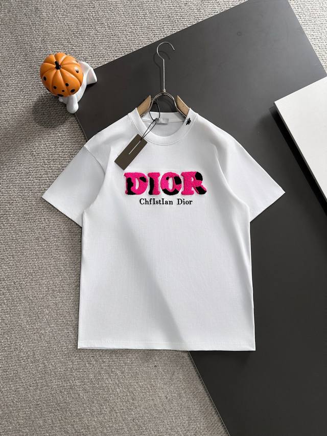 Dior迪奥* 2025春夏款上新 原高版本 迪奥 小蜜蜂限定 面料采用280克高密度纯棉 不变形 不缩水 工艺介绍：双线走位 前幅采用毛巾拼色绣＋领口经典小蜜