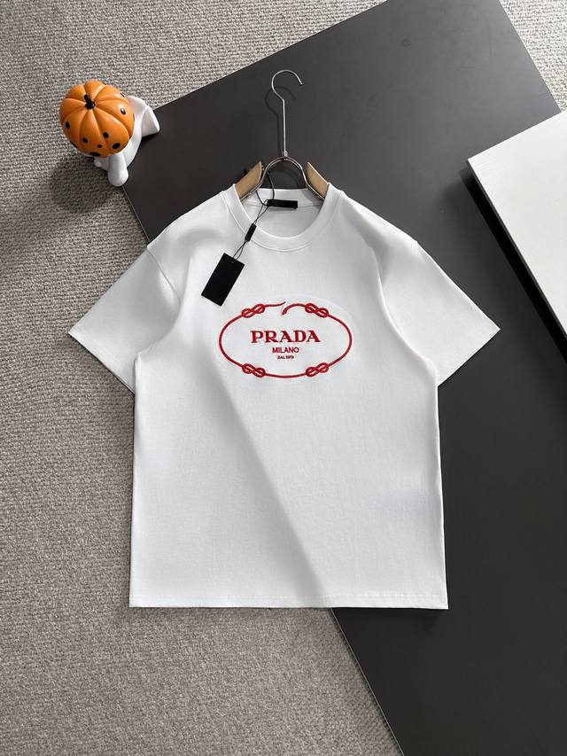Prada普拉达* 2025春夏款上新 原高版本 普拉达 年限定 面料采用280克高密度纯棉 不变形 不缩水 工艺介绍：双线走位 前幅采用百灵达进口高度精密刺绣
