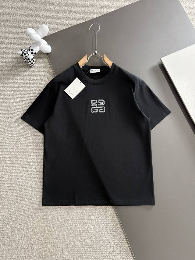 Givenchy纪梵希* 2025春夏款上新 原高版本 纪梵希 面料采用260克高密度纯棉 不变形 不缩水 工艺介绍：双线走位 胸前后背采用进口万针梵文刺绣 颜