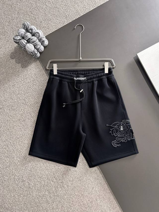 Burberry* 市场独家品质 爆款 2025夏款裤子上新 原高版本 巴宝莉 面料采用350克高密双面华面定制面料 不变形 不缩水 立体垂感爆表 工艺介绍：腰
