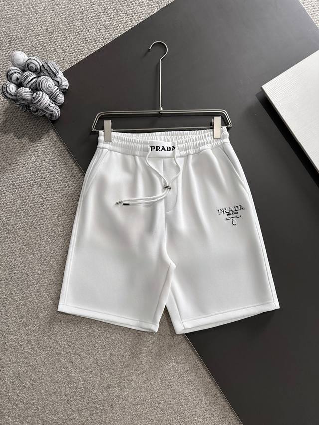 Prada* 市场独家品质 爆款 2025夏款裤子上新 原高版本 普拉达 面料采用350克高密双面华面定制面料 不变形 不缩水 立体垂感爆表 工艺介绍：前幅采用
