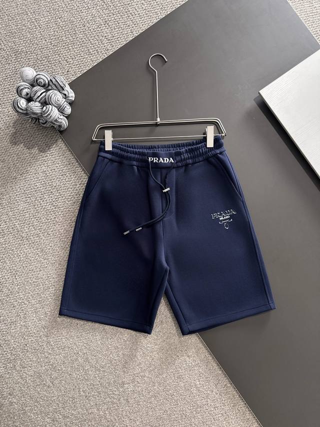 Prada* 市场独家品质 爆款 2025夏款裤子上新 原高版本 普拉达 面料采用350克高密双面华面定制面料 不变形 不缩水 立体垂感爆表 工艺介绍：前幅采用