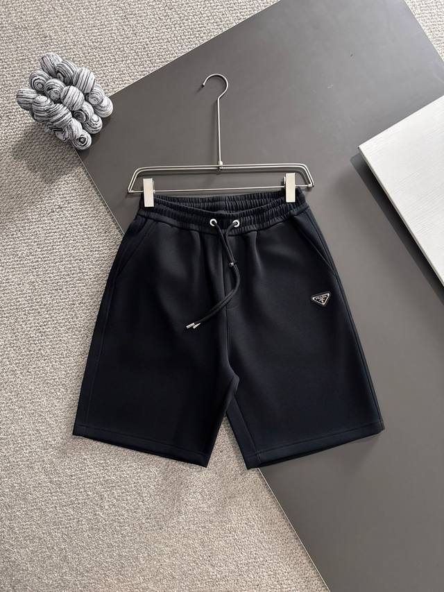 Prada* 市场独家品质 爆款 2025夏款裤子上新 原高版本 普拉达 面料采用350克高密双面华面定制面料 不变形 不缩水 立体垂感爆表 工艺介绍：前幅采用