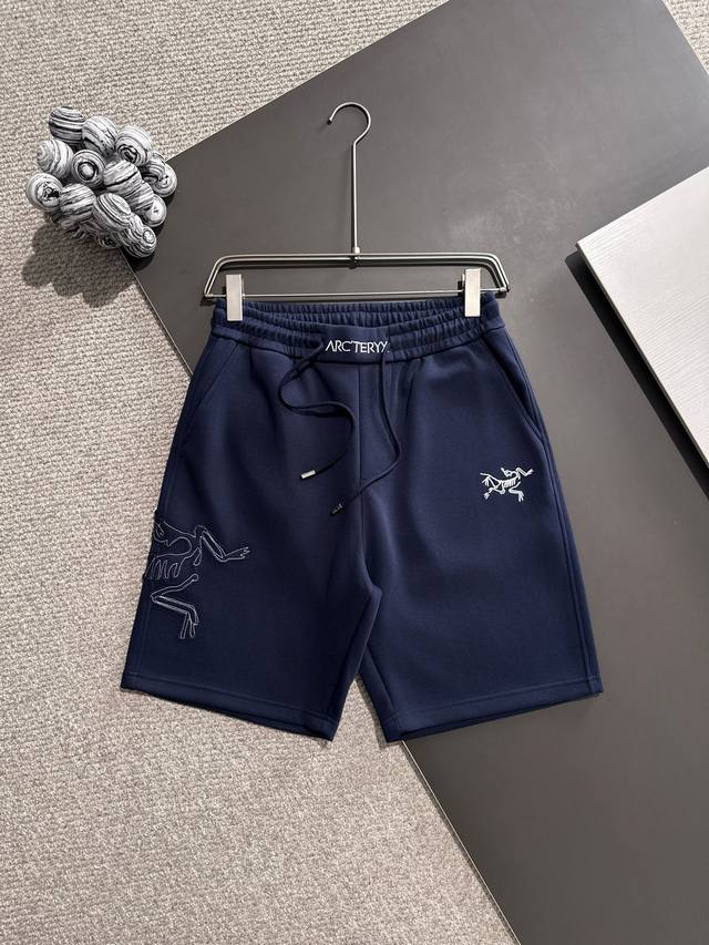 Arc'teryx* 市场独家品质 爆款 2025夏款裤子上新 原高版本 始主鸟 面料采用350克高密双面华面定制面料 不变形 不缩水 立体垂感爆表 工艺介绍：