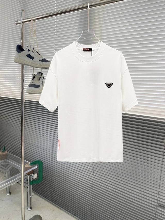 当天到货 现货现配 Prada 独家首发高定 面料采用280克重磅纯棉，定制32支双股螺纹，成衣两遍水洗处理，面料舒适亲肤舒服，定制定染面料，纺织密度高，垂感佳