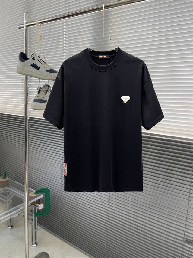 当天到货 现货现配 Prada 独家首发高定 面料采用280克重磅纯棉，定制32支双股螺纹，成衣两遍水洗处理，面料舒适亲肤舒服，定制定染面料，纺织密度高，垂感佳