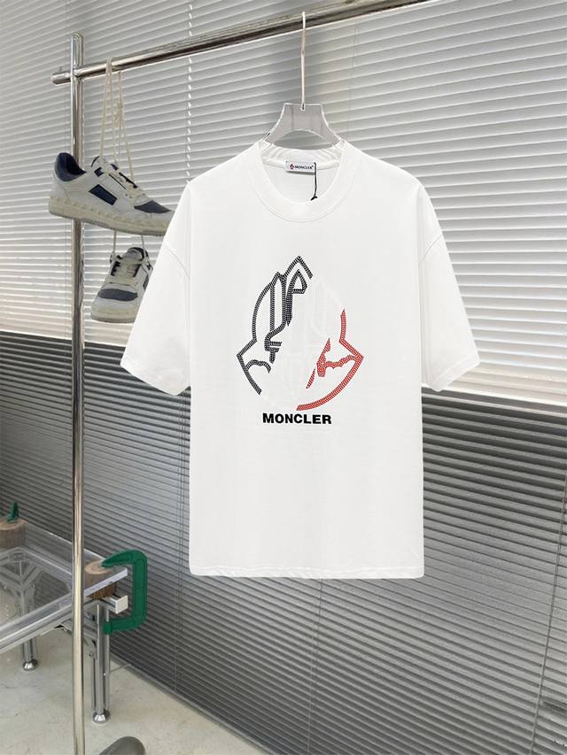 当天到货 现货现配 Moncler 独家首发高定 面料采用280克重磅纯棉，定制32支双股螺纹，成衣两遍水洗处理，面料舒适亲肤舒服，定制定染面料，纺织密度高，垂