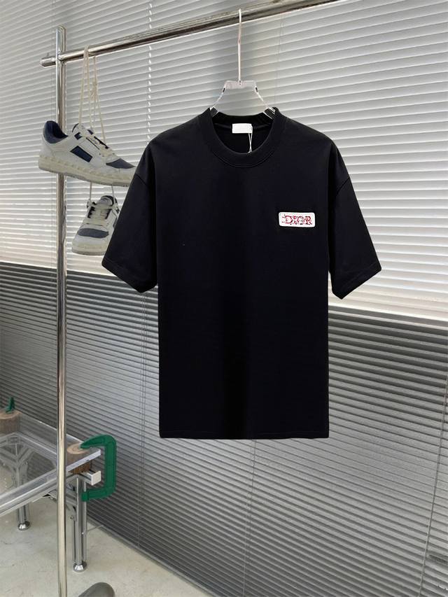 当天到货 现货现配 Dior 独家首发高定 面料采用280克重磅纯棉，定制32支双股螺纹，成衣两遍水洗处理，面料舒适亲肤舒服，定制定染面料，纺织密度高，垂感佳，