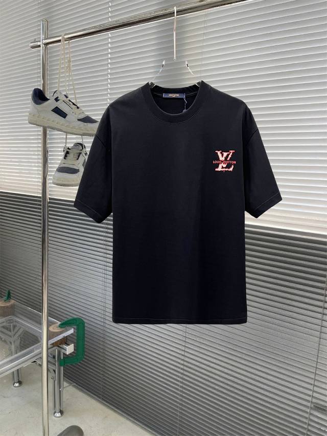 当天到货 现货现配 路易威登 独家首发高定 面料采用280克重磅纯棉，定制32支双股螺纹，成衣两遍水洗处理，面料舒适亲肤舒服，定制定染面料，纺织密度高，垂感佳，