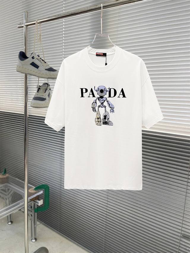 当天到货 现货现配 Prada 独家首发高定 面料采用280克重磅纯棉，定制32支双股螺纹，成衣两遍水洗处理，面料舒适亲肤舒服，定制定染面料，纺织密度高，垂感佳