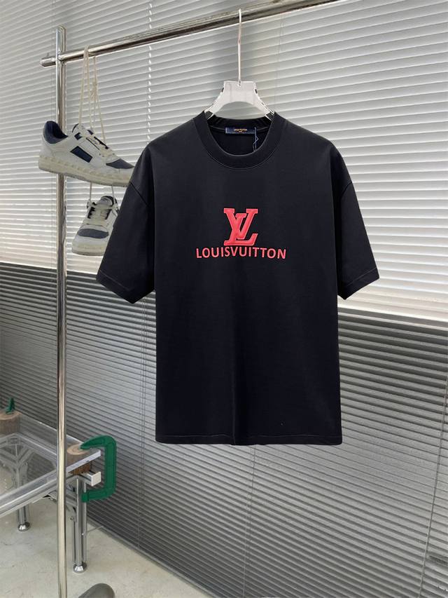 当天到货 现货现配 Lv 独家首发高定 面料采用280克重磅纯棉，定制32支双股螺纹，成衣两遍水洗处理，面料舒适亲肤舒服，定制定染面料，纺织密度高，垂感佳，不易