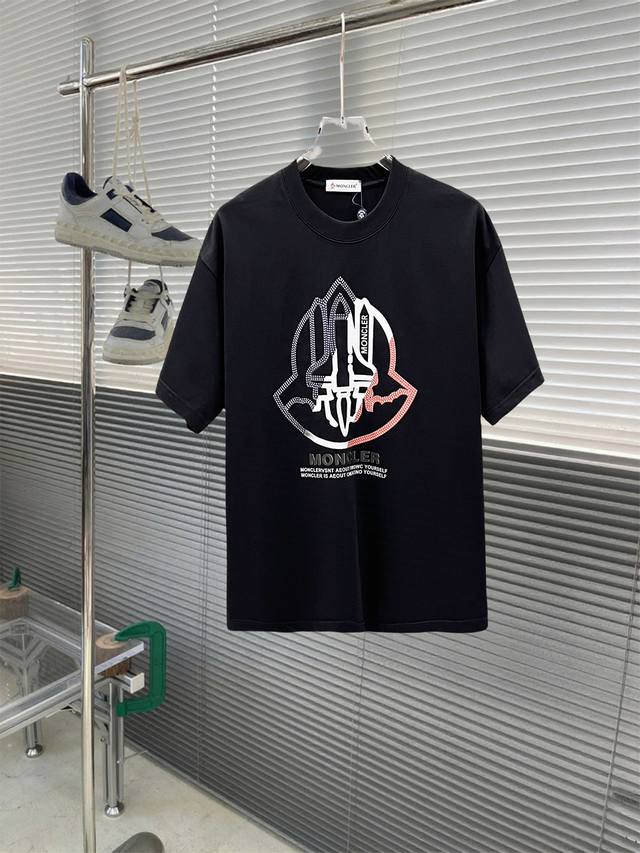 当天到货 现货现配 Moncler 独家首发高定 面料采用280克重磅纯棉，定制32支双股螺纹，成衣两遍水洗处理，面料舒适亲肤舒服，定制定染面料，纺织密度高，垂