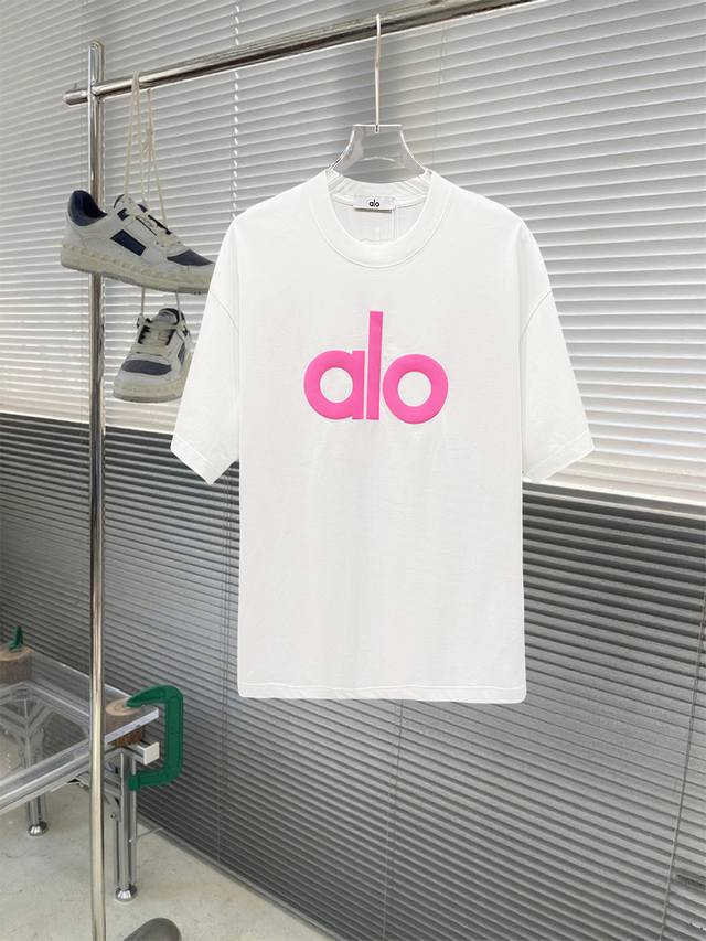 当天到货 现货现配 Alo 独家首发高定 面料采用280克重磅纯棉，定制32支双股螺纹，成衣两遍水洗处理，面料舒适亲肤舒服，定制定染面料，纺织密度高，垂感佳，不
