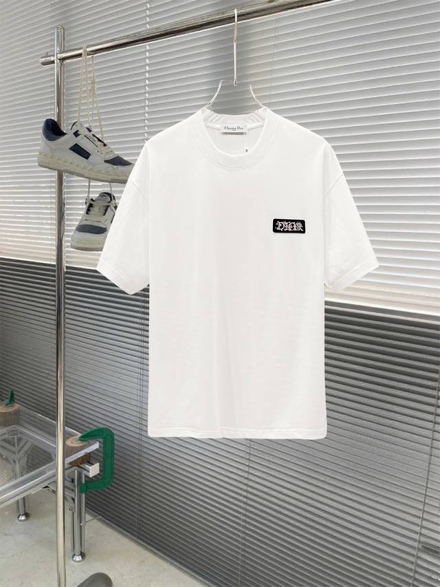 当天到货 现货现配 Dior 独家首发高定 面料采用280克重磅纯棉，定制32支双股螺纹，成衣两遍水洗处理，面料舒适亲肤舒服，定制定染面料，纺织密度高，垂感佳，