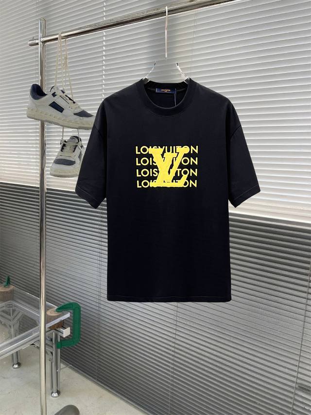 当天到货 现货现配 Lv路易威登 独家首发高定 面料采用280克重磅纯棉，定制32支双股螺纹，成衣两遍水洗处理，面料舒适亲肤舒服，定制定染面料，纺织密度高，垂感