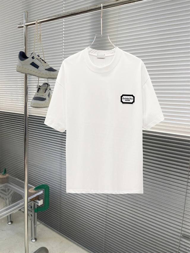 当天到货 现货现配 Dior 独家首发高定 面料采用280克重磅纯棉，定制32支双股螺纹，成衣两遍水洗处理，面料舒适亲肤舒服，定制定染面料，纺织密度高，垂感佳，