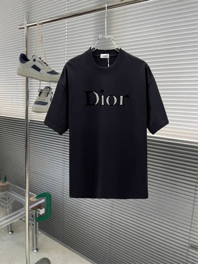 当天到货 现货现配 Dior 独家首发高定 面料采用280克重磅纯棉，定制32支双股螺纹，成衣两遍水洗处理，面料舒适亲肤舒服，定制定染面料，纺织密度高，垂感佳，