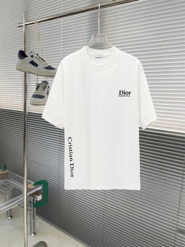 当天到货 现货现配 Dior 独家首发高定 面料采用280克重磅纯棉，定制32支双股螺纹，成衣两遍水洗处理，面料舒适亲肤舒服，定制定染面料，纺织密度高，垂感佳，