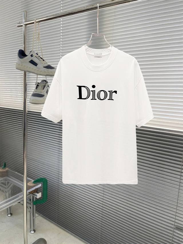 当天到货 现货现配 Dior 独家首发高定 面料采用280克重磅纯棉，定制32支双股螺纹，成衣两遍水洗处理，面料舒适亲肤舒服，定制定染面料，纺织密度高，垂感佳，