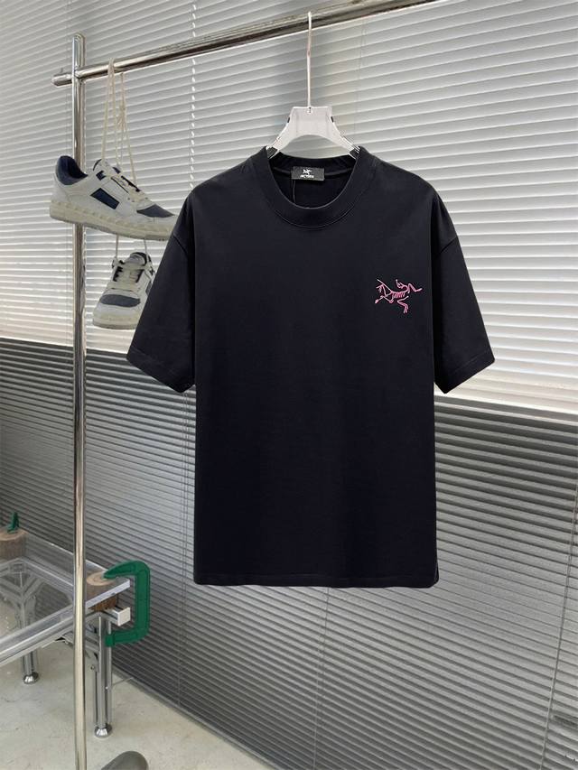 当天到货 现货现配 始祖鸟 独家首发高定 面料采用280克重磅纯棉，定制32支双股螺纹，成衣两遍水洗处理，面料舒适亲肤舒服，定制定染面料，纺织密度高，垂感佳，不
