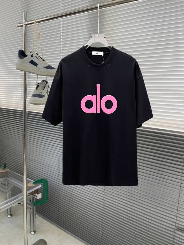 当天到货 现货现配 Alo 独家首发高定 面料采用280克重磅纯棉，定制32支双股螺纹，成衣两遍水洗处理，面料舒适亲肤舒服，定制定染面料，纺织密度高，垂感佳，不