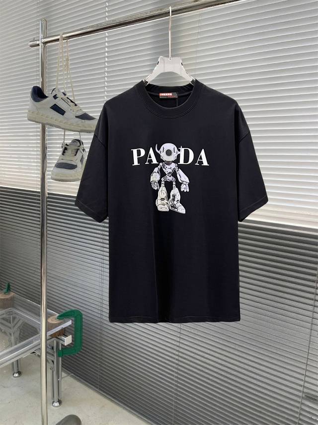 当天到货 现货现配 Prada普拉达 独家首发高定 面料采用280克重磅纯棉，定制32支双股螺纹，成衣两遍水洗处理，面料舒适亲肤舒服，定制定染面料，纺织密度高，