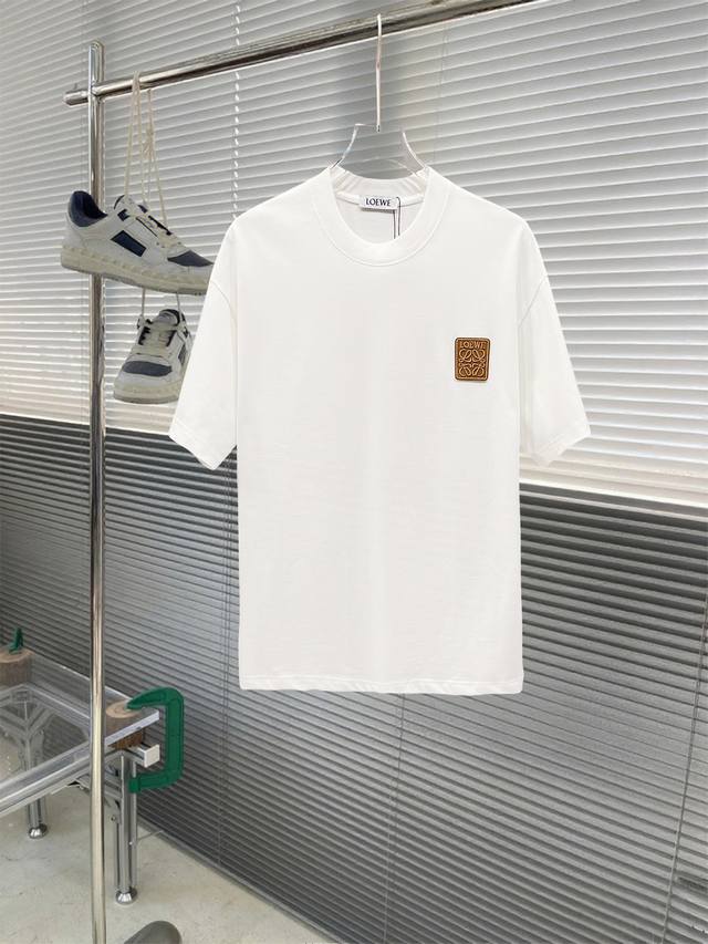 当天到货 现货现配 罗意威 独家首发高定 面料采用280克重磅纯棉，定制32支双股螺纹，成衣两遍水洗处理，面料舒适亲肤舒服，定制定染面料，纺织密度高，垂感佳，不