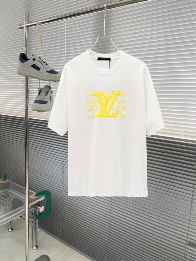 当天到货 现货现配 Lv路易威登 独家首发高定 面料采用280克重磅纯棉，定制32支双股螺纹，成衣两遍水洗处理，面料舒适亲肤舒服，定制定染面料，纺织密度高，垂感