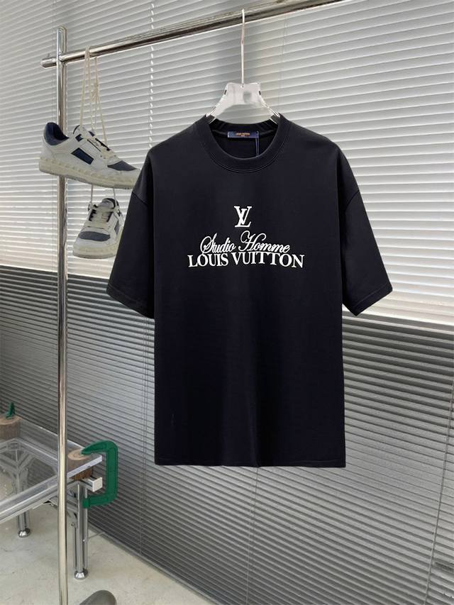 当天到货 现货现配 Lv路易威登 独家首发高定 面料采用280克重磅纯棉，定制32支双股螺纹，成衣两遍水洗处理，面料舒适亲肤舒服，定制定染面料，纺织密度高，垂感