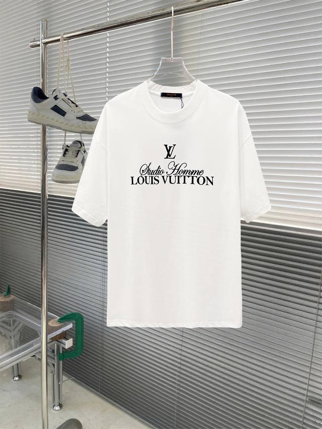 当天到货 现货现配 Lv路易威登 独家首发高定 面料采用280克重磅纯棉，定制32支双股螺纹，成衣两遍水洗处理，面料舒适亲肤舒服，定制定染面料，纺织密度高，垂感