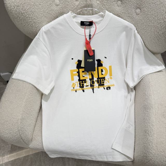 Fendi芬迪 25Ss夏季新款圆领立体厚板短袖T恤 280克重磅高端纯棉面料 手感质感都极完美 修身裁剪设计干净利落 时尚又好看 走线做工非常精致 版型效果超