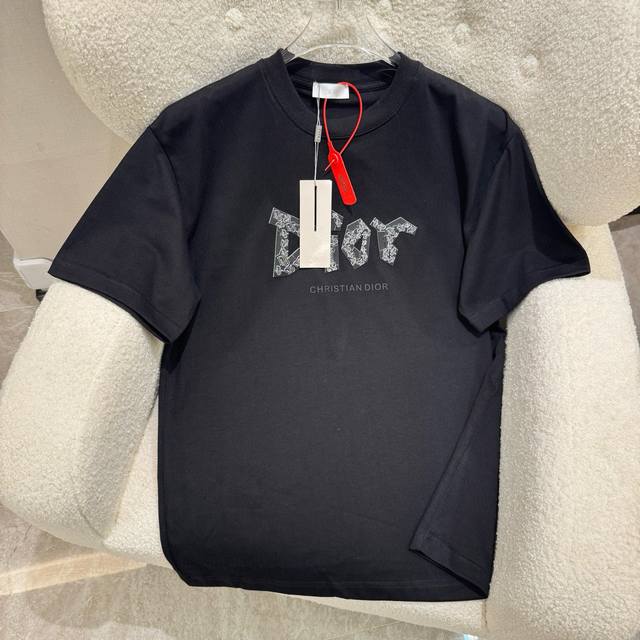 Dior迪奥 夏季新款圆领厚板胶立体短袖T恤 重工凹凸不规则图案设计 260克重磅高端纯棉面料 手感质感都极完美 修身裁剪设计干净利落 时尚又好看 走线做工非常