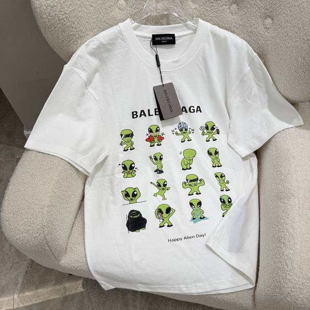 Balenciaga巴黎世家 25Ss夏季巴黎260克短T 一个数字绘制的可爱绿色外星人角色 表情开心 穿着黑色忍者服装 手里拿着一朵小花 角色背景为白色 顶部