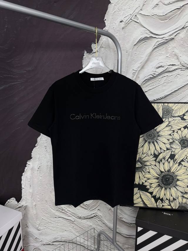 款号Aa32 Ck胸口合金钻字母短袖 Calvin Kleinck 专柜同款 采用280G纯棉面料 32支双纱 拿手上非常有质感 立体 大气 夏天百搭好穿 简单