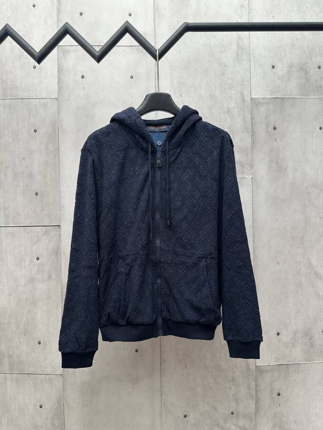 Lv 2025Fw 秋冬新款 新配色 针织毛圈面料连帽外套 定制满身Monogram提花 高密度针织罗纹下摆衣袖 定制Yuan版五金辅料 微宽松直筒版型 休闲剪