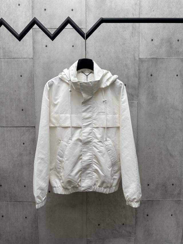 Lv 2025Fw 秋冬新款 连帽防风长袖外套 正面橡胶 Marque L.Vuitton DéPoséE 贴饰 可收纳可调节 Monogram 图案兜帽 弹力