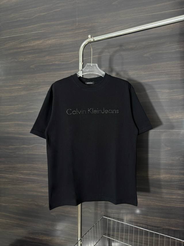 款号：He256 Calvin Klein-Ck胸前烫钻字母圆领短袖T恤 面料采用280克双股双纱纯棉面料，手感舒适柔软，上身舒适透气，领口采用同缸同色罗纹，不