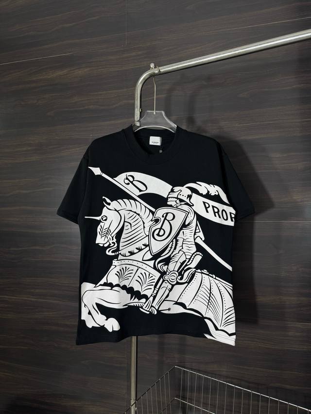 款号：He249 Burberry-巴宝莉胸前彩绘涂鸦战马T恤短袖 面料采用280克双股双纱纯棉面料，手感舒适柔软，上身舒适透气，领口采用同缸同色罗纹，不紧绷，