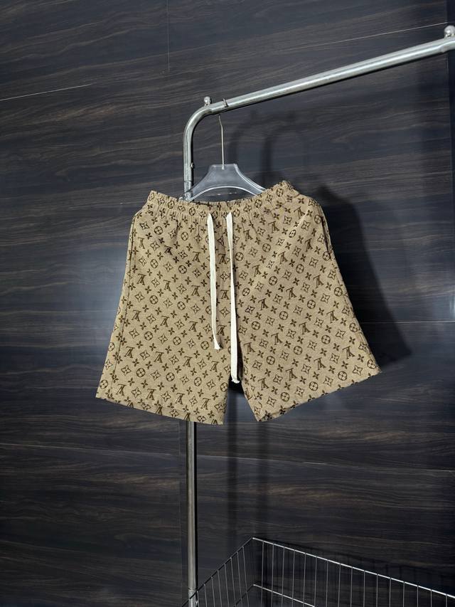 款号：He248 Louis Vuitton-Lv满印提花抽绳牛仔短裤 面料采用原版定制提花竹节棉牛仔面料，手感舒适柔软，上身舒适透气，腰上松紧绷带搭配束腰绳，