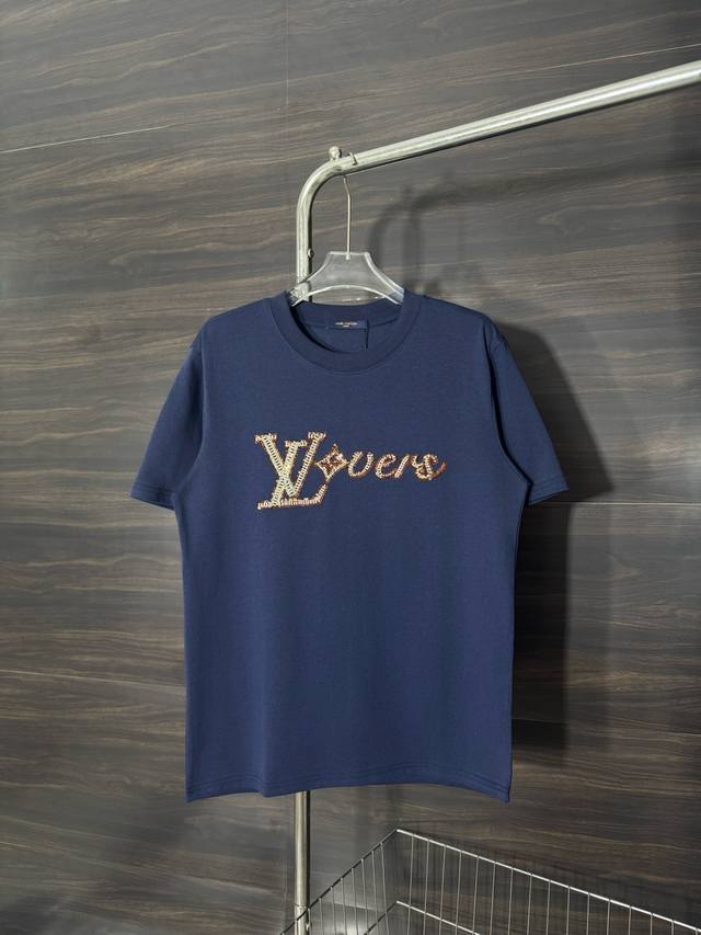 款号：He245 Louis Vuitton-Lv胸前串珠贴片圆领短袖 面料采用280克双股双纱纯棉面料，手感舒适柔软，上身舒适透气，领口采用同缸同色罗纹，不紧