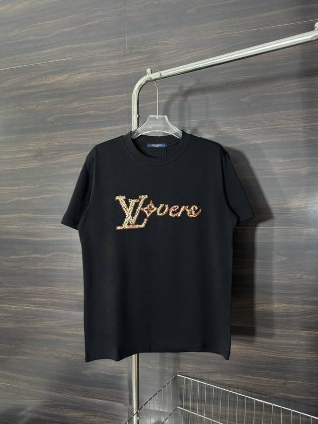 款号：He245 Louis Vuitton-Lv胸前串珠贴片圆领短袖 面料采用280克双股双纱纯棉面料，手感舒适柔软，上身舒适透气，领口采用同缸同色罗纹，不紧