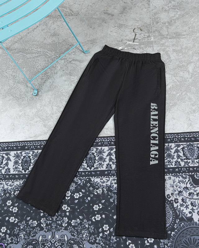 款M672 巴黎裤子 巴黎世家 Balenciaga24 秋季新品 巴黎世家 Balenciaga 高品质休闲长裤，经典巴黎字母印花，立体剪裁速干透气秋季薄款休