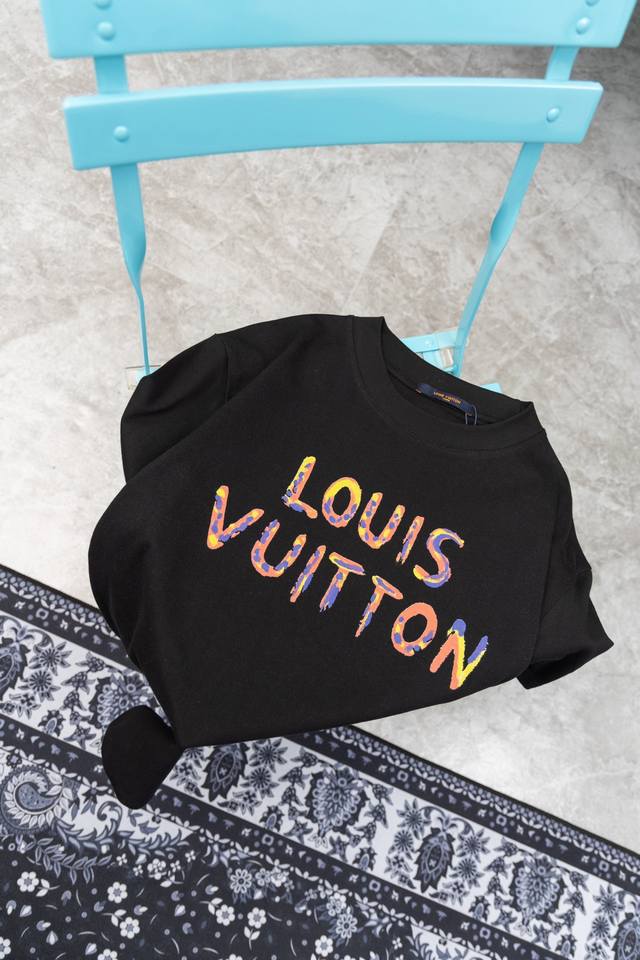 款M132 Lv太阳花 Louis Vuitton 路易威登秀场限定24Ss新款Lv字母后背太阳花白墨数码印花圆领短袖T恤 280重磅纯棉，随意对比 采用特定重