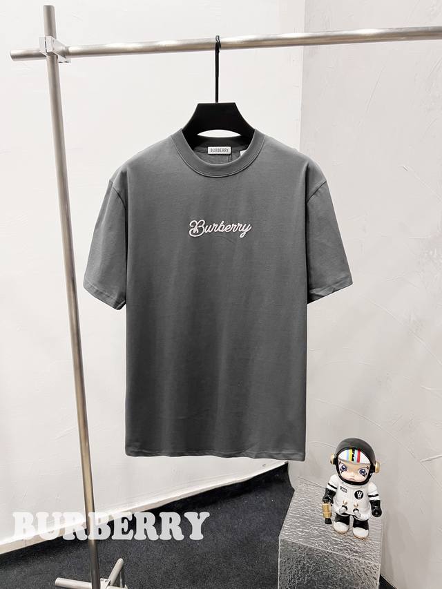 款F73 巴宝莉90 巴宝莉冲浪板士兵发泡圆领短袖 Burberry 官网一致款式 面料：32支双纱 克纯棉面料 同缸同色织染螺纹 颜色一致 工艺：进口机器植绒