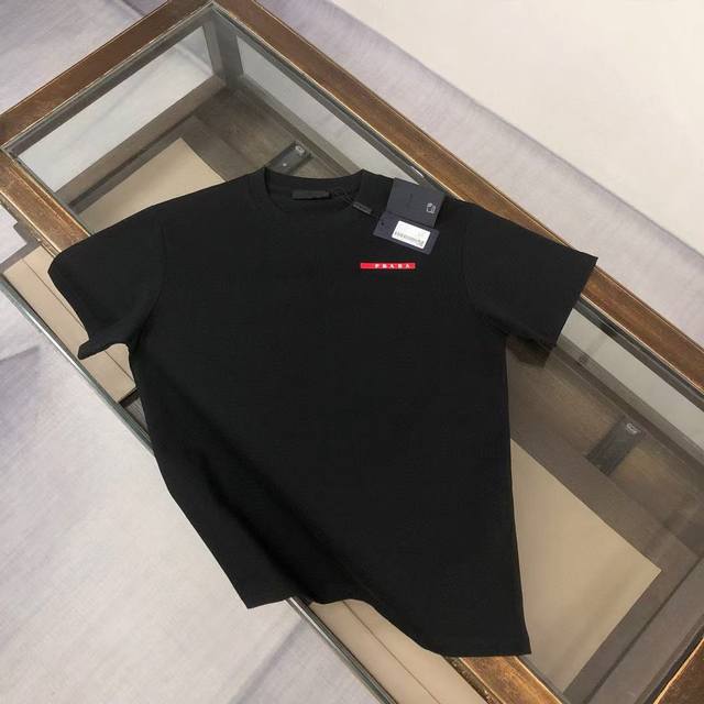 Prada 普拉达 2025春夏新款上市！压胶红标纯棉短袖T恤！270克定制棉，面料柔软舒适，全新设计灵感，极具时尚代表性！前后精致Logo点缀！手感舒适透气！