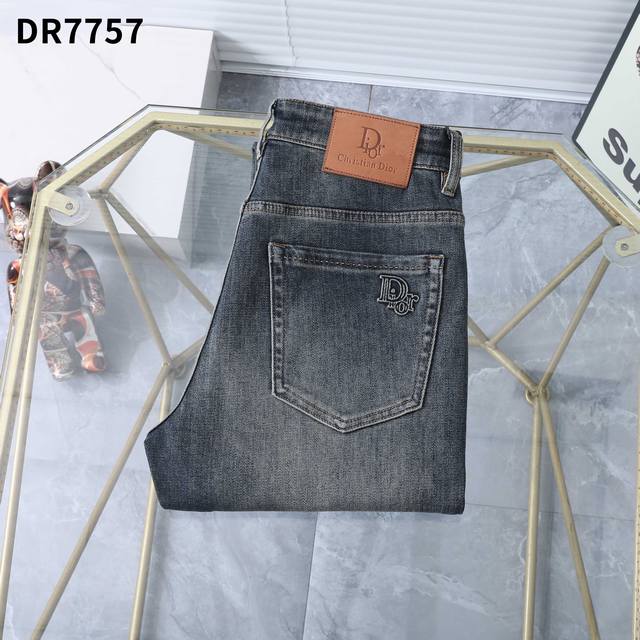秋冬 新款牛仔裤 款号：Dr7757 尺码：29一42 商务版型：微宽，无论腿粗或腿细，上身效果都显瘦，显腿直。